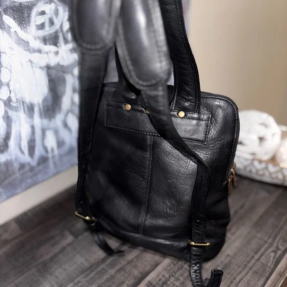 Le Donne Leather Riverwalk Women's Backpack - Picture 5 of 10